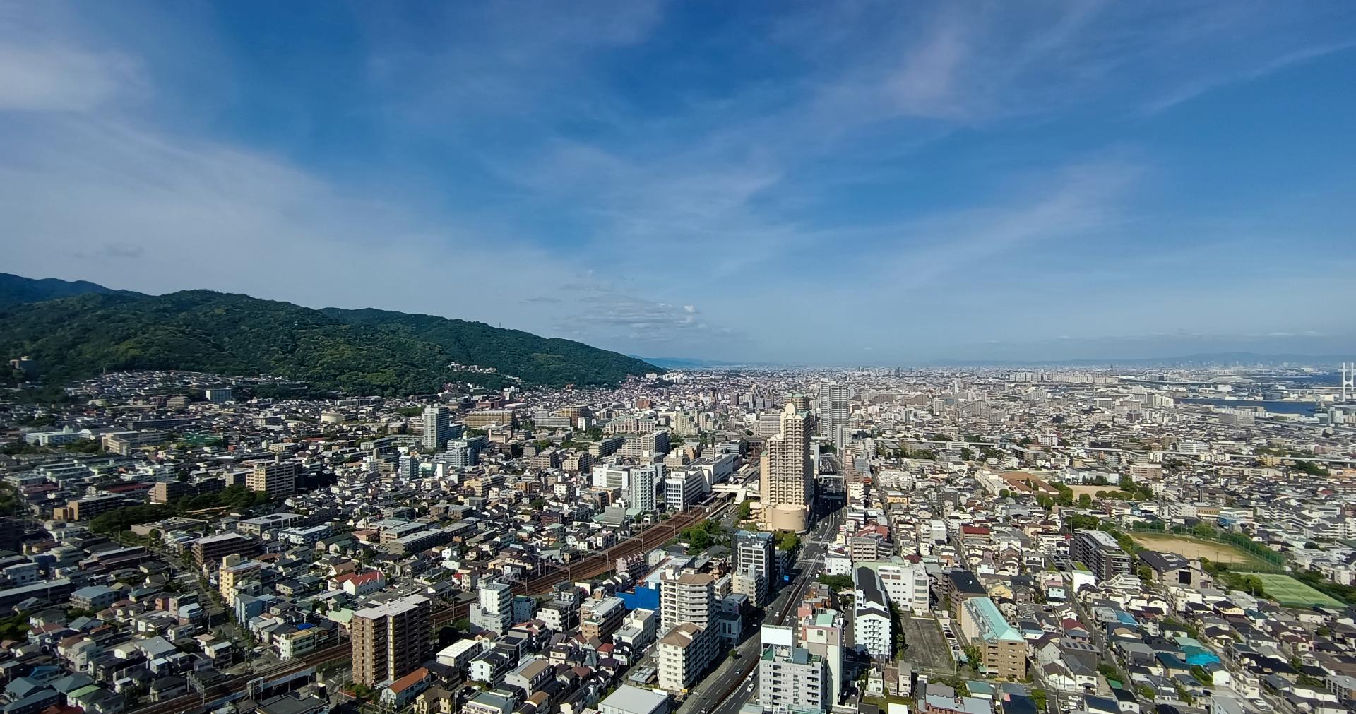 タワーマンションから望む六甲山と大阪湾の風景